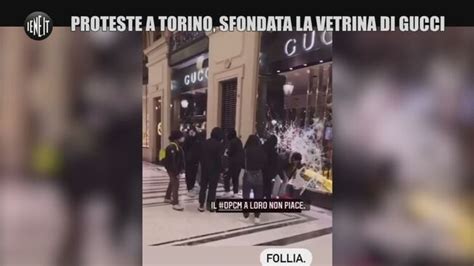 torino vetrina gucci rotta|Guerriglia urbana a Torino: sfondata e saccheggiata la vetrina di .